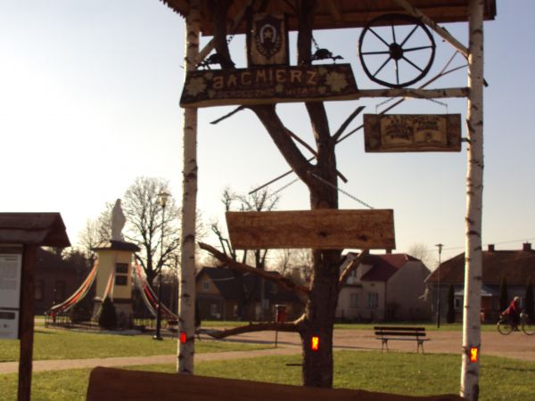 dekoracyjne elementy terenów do rynku przyległych - miłe dla oczu przyjezdnych, mieszkańców i przejezdnych. Folkloru trochę wnoszą,  o dążeniach estetycznych św