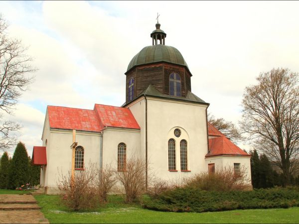 Cerkiew pw. św. Michała Archanioła w Chołowicach . Zbudowana w 1897 r. W 1941 r. spalona. W latach 1993-96 odbudowana.  Obecnie Kościół Pojednania pw. Ducha Świ