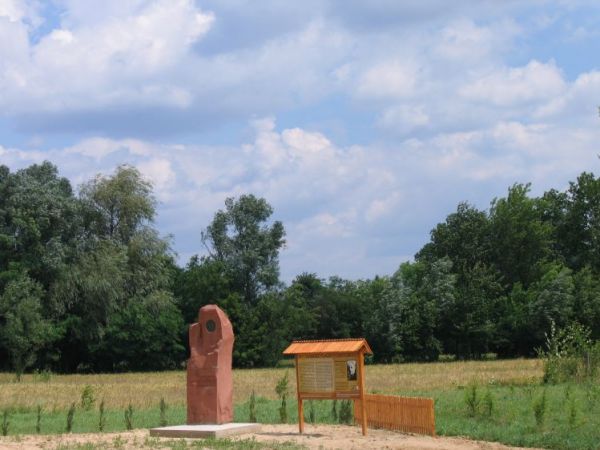 Pomnik i tablica na nowym miejscu.