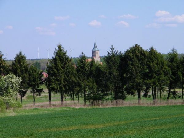 w oddali widać fragment kościoła