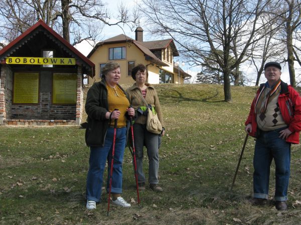 Tutejszy dwór wzmiankowany był po raz pierwszy w 1442r. Ostatni, modrzewiowy, wzniesiony w okresie międzywojennym przetrwał do lat 40-tych  XX wieku. Usytuowany