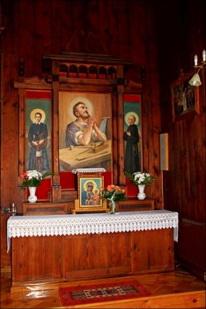 Drewniany kościół parafialny p.w. Matki Boskiej Śnieżnej , zbudowany w 1919 roku wg. projektu inż.arch. Kazimierza Osińskiego.