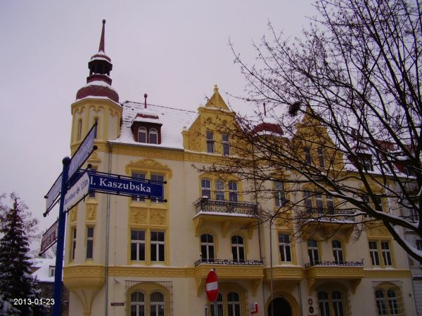 Budynek Poczty, odnowiona elewacja 2012, w ciągu ulicy Kaszubskiej kamienice z początku XX wieku (np. 1904 r.)