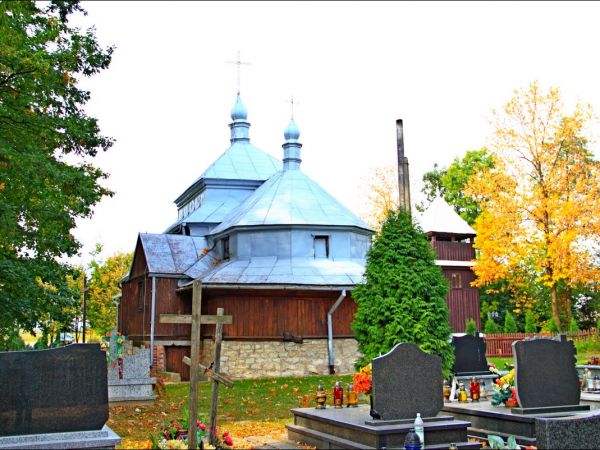 Dawna drewniana cerkiew greckokatolicka pw. Opieki Najświętszej Maryi Panny (od 1979 roku kościół rzymskokatolicki pw. Najświętszego Serca Pana Jezusa), wzniesi