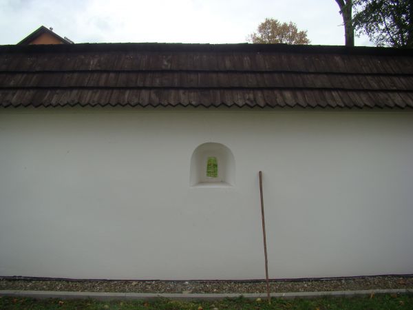 Kościół otoczony murem obronnym wys. 2 metrów, z otworami strzelniczymi. W razie zagrożenia, napaści ludność nawet z okolicznych wsi szukała schronienia, ocalen