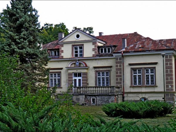 Dwór Szlachecki z końca XIX wieku otoczony parkiem krajobrazowym i stawem. Do 1945 roku należał do rodziny hrabiów Łastowieckich.