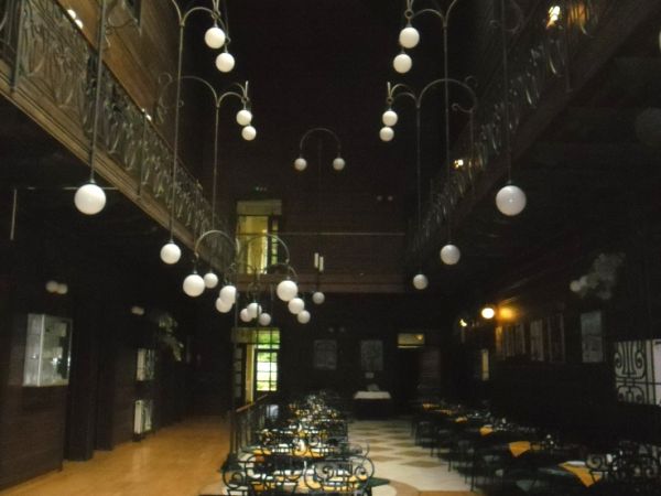 Na parterze, stylowo urządzona stołówka.