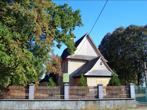 Dawny kościół rzymskokatolicki pw. Objawienia Pańskiego (Trzech Króli), zbudowany w 1754 r. Według tradycji kościół został zakupiony i przeniesiony z Narola.