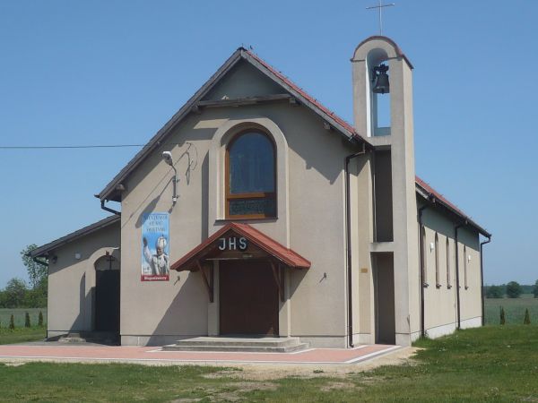 Niewielki kościółek p.w. Bł.Jana Pawła II.