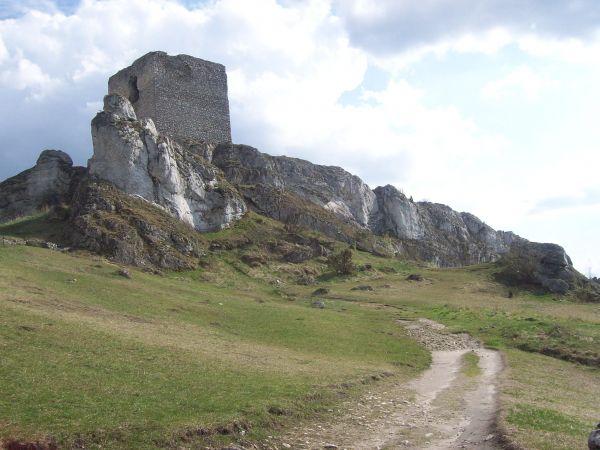Zamek Olsztyn wzniesiony został na miejscu wczesnośredniowiecznego grodu, rozbudowany w latach 1349-59 z inicjatywy Kazimierza Wielkiego, dla obrony pogranicza
