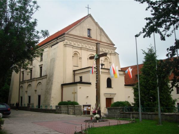 Kosciol (1635-1688) Salezjanow na Kalinowszczyznie i zabudowania klasztorne, w ktorych przez dlugie lata istnialy szkoly zawodowe dla chlopcow, prowadzone zgodn
