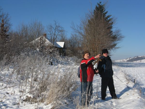 zima mrozi - śnieżek prószy : tu przed / obok domu Królikowskich na przełęczy "Nowiny".