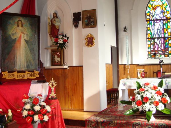Wnętrze kościoła św. Rozalii (pasjonistów) w Kieźlinach podczas peregrynacji obrazu Jezusa Miłosiernego - październik 2008.
