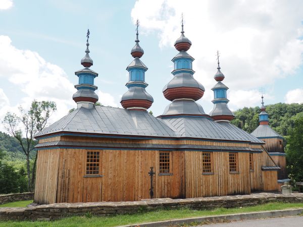 cerkiew - w całości wiernie odbudowana po pożarze, pokryta blachą, dach zdobią cztery strzeliste wieże a tam na ośmiobocznych tamburach osadzone kopuły zaś wyże