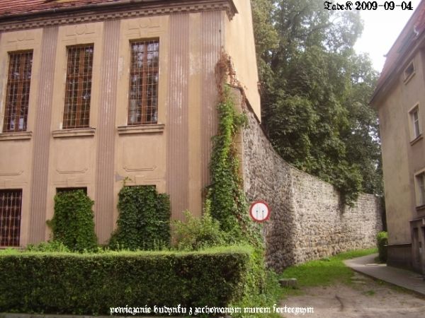 Powiązanie budynku z fortecznym murem