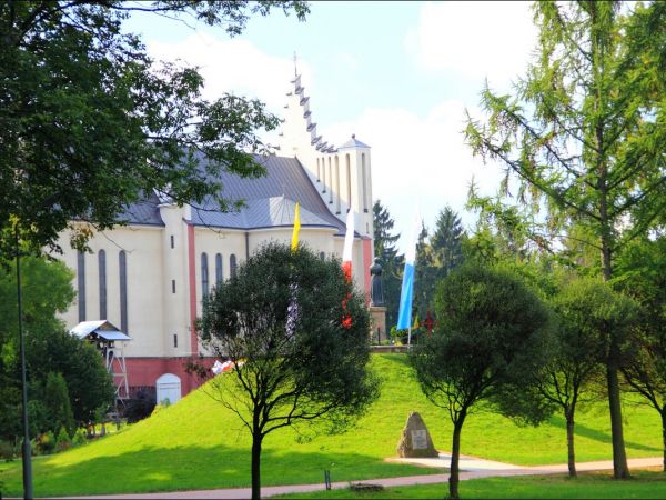 Klasztor Saletynów i Sanktuarium Matki Bożej z La Salette - Płaczącej  w Dębowcu  .  W kościele ukoronowana jest Matka Boża Saletyńska, która spełnia prośby lud