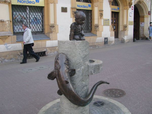 Figurka dziewczynki z sumem w centrum Łodzi