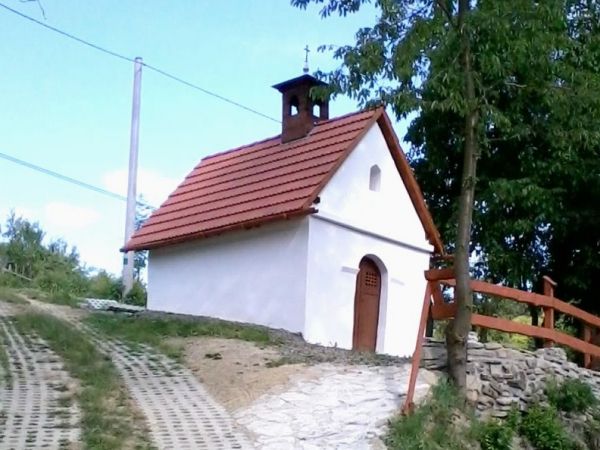 Najstarsza kapliczka w Kiczni po kapitalnym remoncie z inicjatywy Urzędu Gminy Łącko.