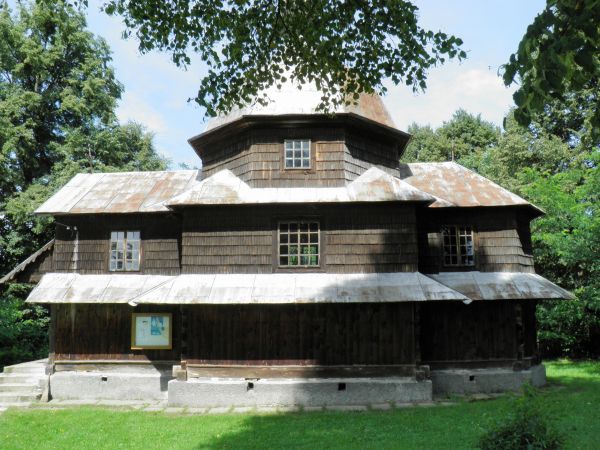 Cerkiew p.w. Św. Mikołaja Cudotwórcy w stylu bojkowskim . We wnętrzu obraz Matki Bożej Śnieżnej.