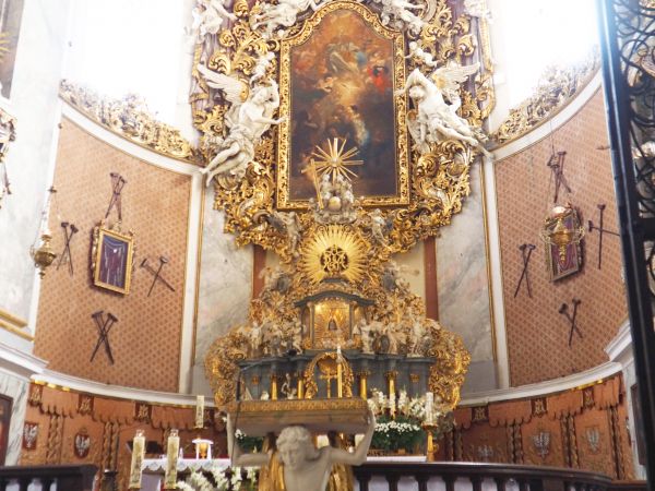 ołtarz - n/z - pochodzi z 1715r. Tam cudowna Figura Matki Boskiej - cel pielgrzymów, pątników, turystów poznających zabytki na Szlaku "Cysterskiej Krainy". Na ś