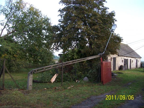 Wiejskie oświetlenie zeszło do parteru.