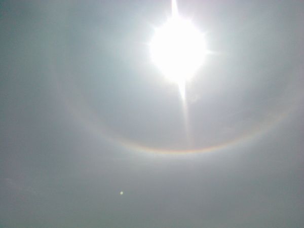 Zdjęcie pochodzi z Częstochowy z Jasnej Góry .Zjawisko tęczy wokół słońca wystąpiło podczas Eucharystii ,świadkami było dziesiątki tysięcy  ludzi .Niedziela 12