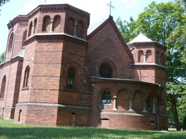 Dla rodziny Radziwiłów wystawiono neogotycką kaplicę jako
miejsce pochówku pw. Matki Bożej Ostrabramskiej.