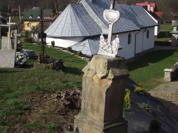 pomnik nagrobny Antoniego Stroińskiego - malarza, budowniczego kościołów, właściciela wsi ok. poł. XIX wieku. Tam też poniżej  /między zniczami/: tablica nagrob