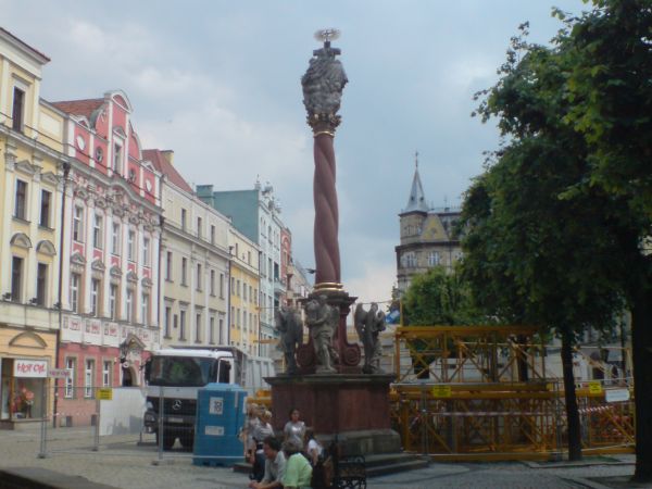 Barokowa kolumna Świętej Trójcy wykonana jest z czerwonego piaskowca. Posąg anonimowego autorstwa ufundowany został w 1693 r.