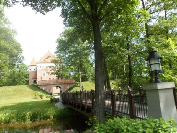 zespół pałacowo-parkowy - tam Pałac Szaszkiewiczów a tu : warownia, potocznie określana jako zamek lub zameczek, zbudowana w XV lub na początku XVIw. zaś późnie