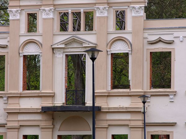 Żmigród - zespół pałacowo - parkowy - ruiny pałacu Hatzweldtów