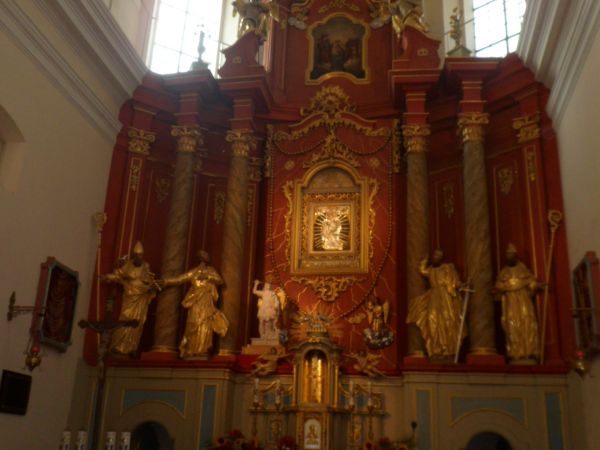 w ołtarzu głównym : Cudowny Obraz Niepokalanej Matki Dobrej Nadziei, Maryja Niepokalana z Dzieciątkiem z kościoła parafialnego w Tuligłowach. Obraz pochodzi z X