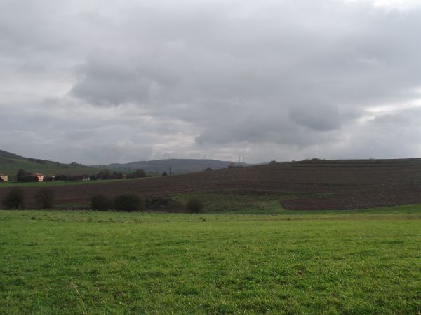 hen - na wprost: pasmo Żurawinka - 650m npm,  z farmą wiatrakową, za nim mm. Wolica, Bełchówka, Ratnawica /są osobne galerie - zapraszam/ a na lewo przysiółek o