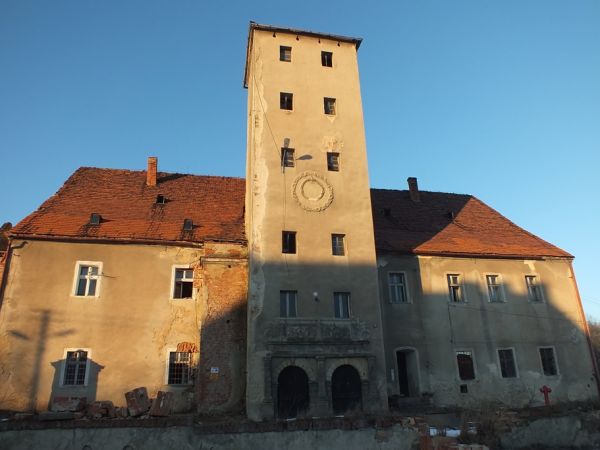 Dwór z pocz. XVII w, stanowiący część folwarku. Obecnie opuszczony.