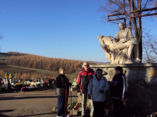 Figura Matki Bożej Bolesnej - "Pieta" powstała w 1979 roku, jej autorem jest artysta, rzeźbiarz Bogdan Biernat pochodzący z Rymanowa, absolwent Akademii Sztuk P