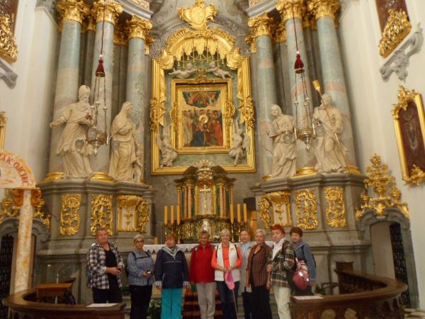 w prezbiterium bazyliki - n/z z panią przewodnik po całym zespole jezuickim - tj. kościele, skarbczyku, wirydarzu, kaplicach, muzeum misjonarskim, ogrodach bibl