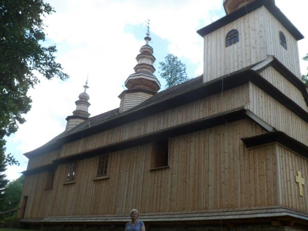 przed cerkwią - po prawej przy murze jest tablica ogłoszeń i tam podany nr tel. pod którym można prosić o klucze do cerkwi, tam mi.in. na parapecie chóru polich