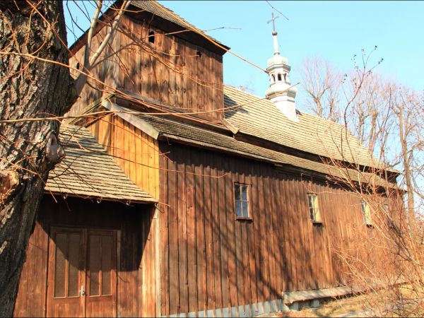 Drewniany, nieużytkowany kościół pw. św. Andrzeja Boboli w Krzeczowicach - (zbudowany ok. 1770 r.), dawna cerkiew parafialna pw. św. Mikołaja .