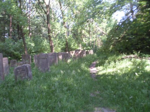 kirkut - żydowski cmentarz, na nim ostatnie pochówki przeprowadzano w 1939r., podczas okupacji niemieckiej macewami - płytami nagrobnymi Niemcy wyłożyli plac ry
