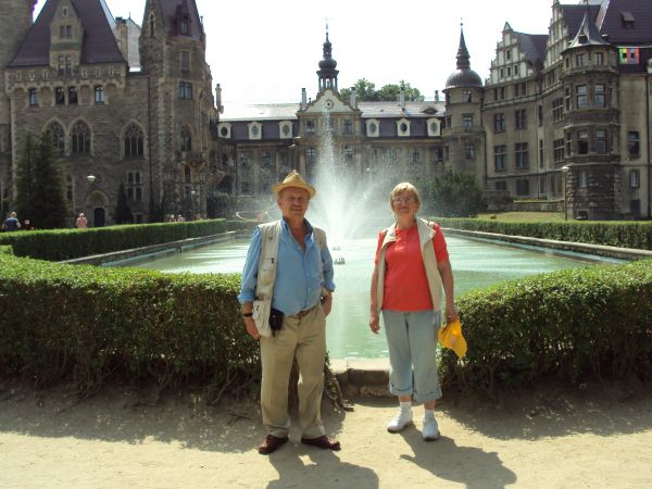 przed fontannami pałacowymi, zachwyca bogactwo form dekoracji w pałacu.