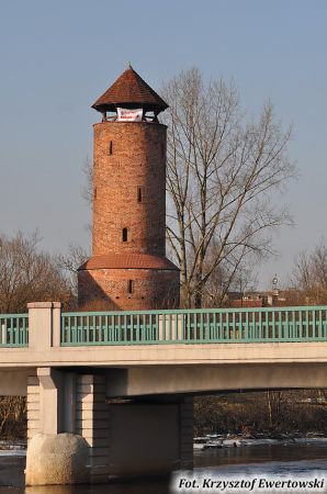 Gryfice, luty 2011 r. Widok na most (rzeka Rega) i Basztę Prochową z XIV wieku od strony Ogrodu Japońskiego...