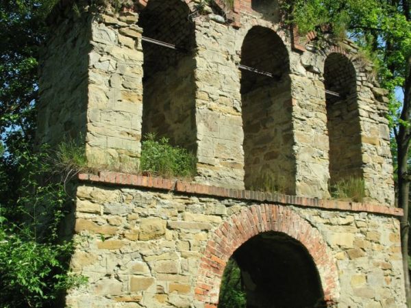 Dzwonnica przy (ruinach) cerkwi