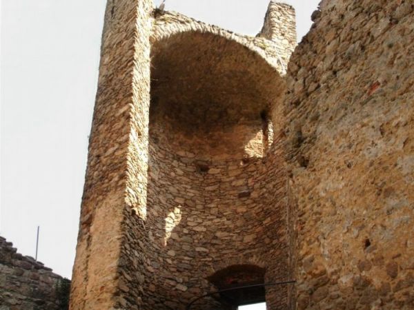 Zamek Chojnik (Jelenia Góra-Sobieszów) – zbudowany w 1364. W 1392 r. zamek otrzymuje od księżnej Agnieszki  (z piastowskiej linii świdnicko-jaworskiej) ry