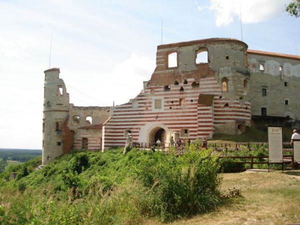 Zamek wybudowany w I poł. XVI wieku przez Mikołaja Firleja i jego syna – Piotra Firleja, pozniej w rekach Lubomirskich. W 1783 r. J.Lubomirski przegrywa z