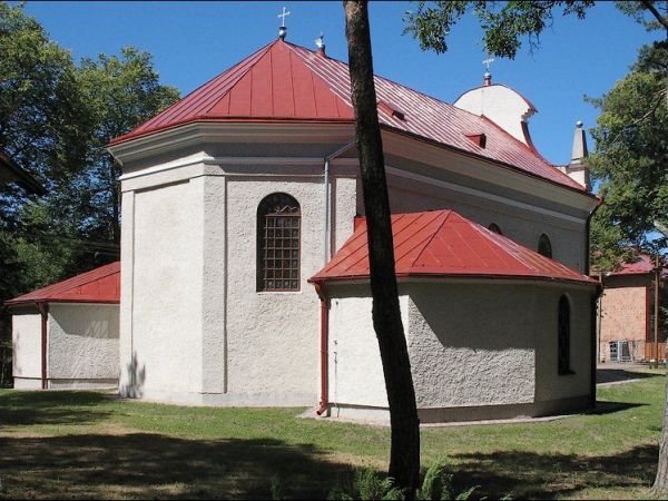 Barokowo-klasycystyczny kościół p.w. św. Jana Nepomucena wzniesiony w latach 1862 - 1868.