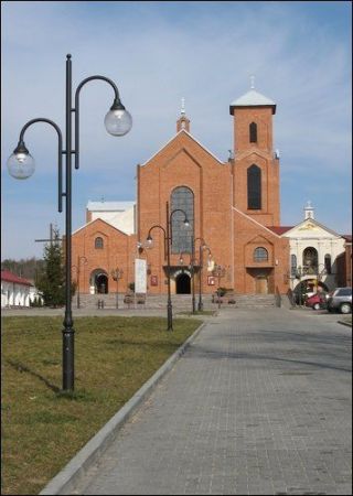 Sanktuarium Matki Bożej Ostrobramskiej, którego budowę rozpoczęto w 1988 r. (kopia Sanktuarium Wileńskiego).