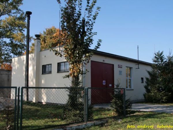 REMIZA  OCHOTNICZEJ  STRAŻY  POŻARNEJ.
Wieś położona w województwie dolnośląskim, w powiecie oleśnickim, w gminie Oleśnica.