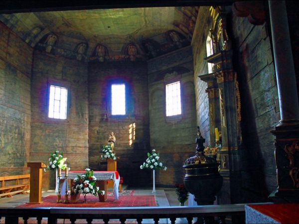 Kościół Wniebowzięcia NMP i św. Michała Archanioła . Na  liście światowego dziedzictwa UNESCO . Kościół w Haczowie jest największym gotyckim drewnianym kościołe