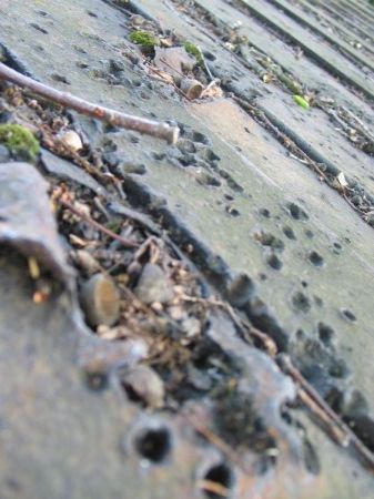 Utrwalona w stali  niemieckiego bunkra (jednego z umocnien lewego brzegu Odry) seria z karabinu maszynowego zadana z przelatujacego samolotu w trakcie walk armi