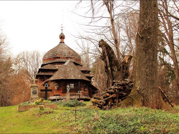 Drewniana cerkiew p.w. Wniebowstąpienia Pańskiego z 1659 r., usytuowana na wzgórzu Dębnik - Dubnyk (344 m n.p.m.), wznoszącym się ponad doliną Sanu.